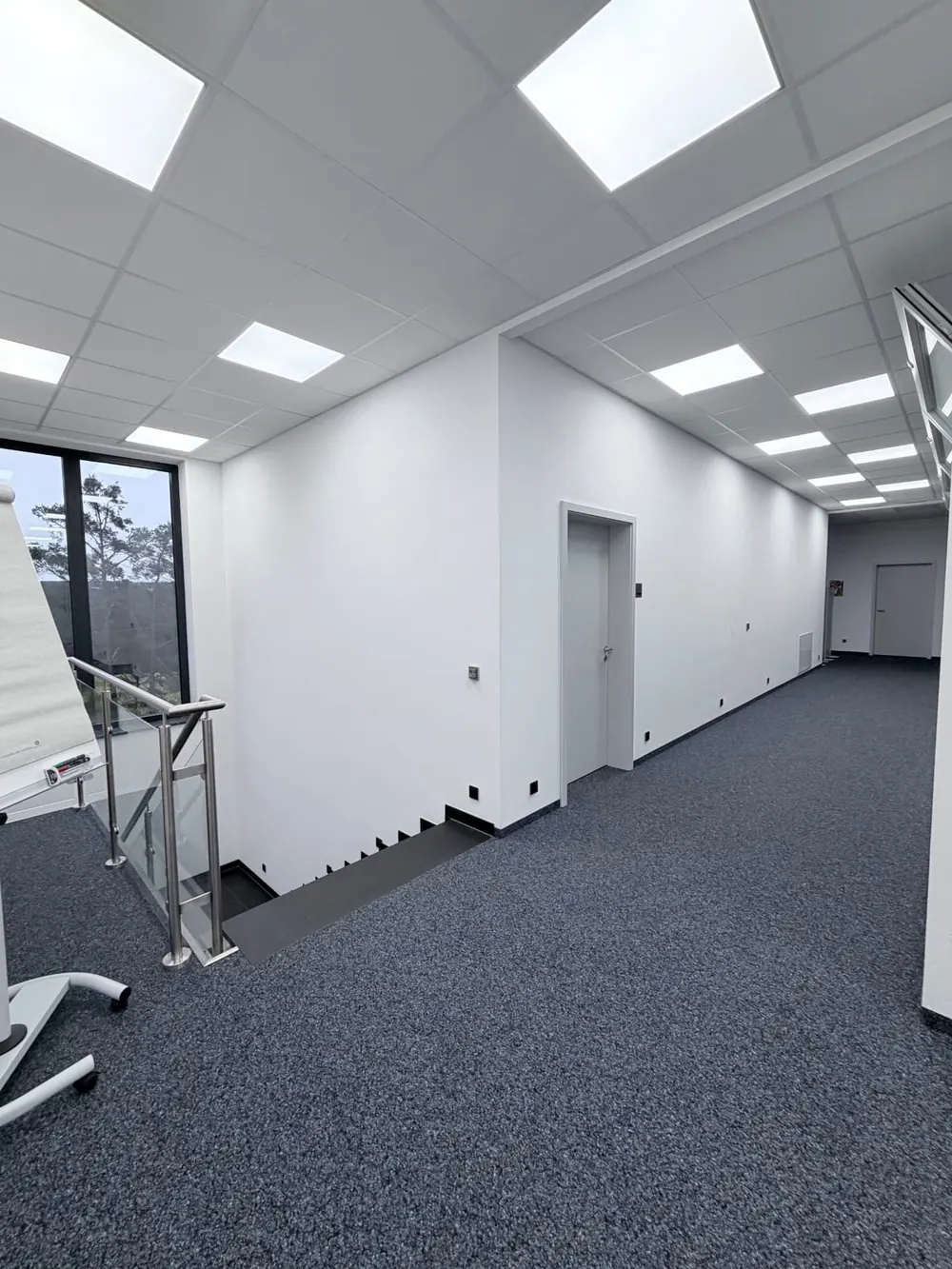 Heller Flur im Wigento-Bürogebäude am Aichaberg mit Treppenaufgang