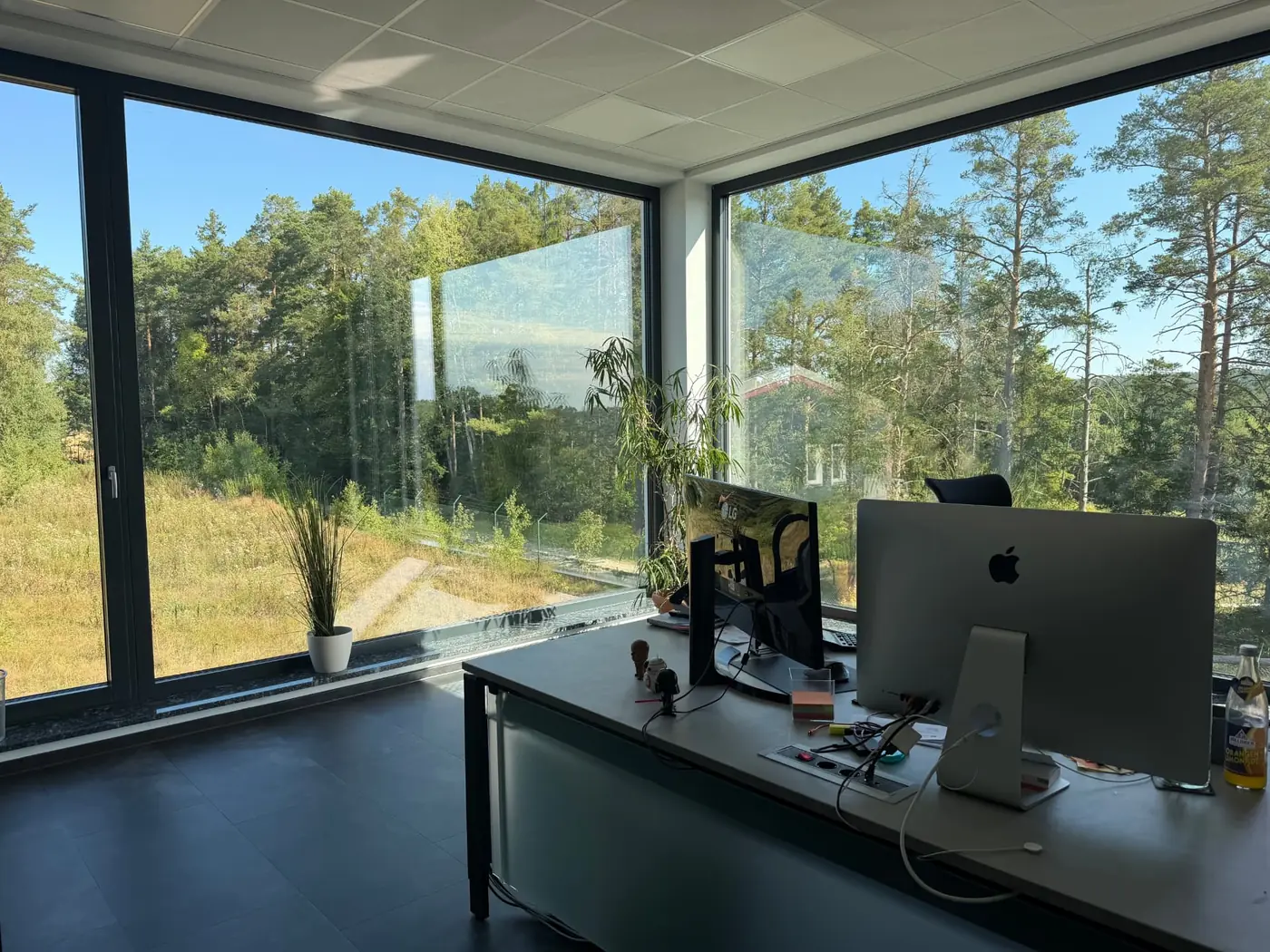Helles Wigento-Büro am Aichaberg mit großem Fenster und Blick ins Grüne